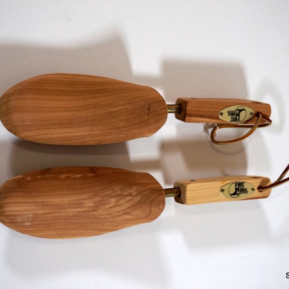 Boot Corral Deluxe Cedar Shoe / Boot Horns Size Mediu… Gem